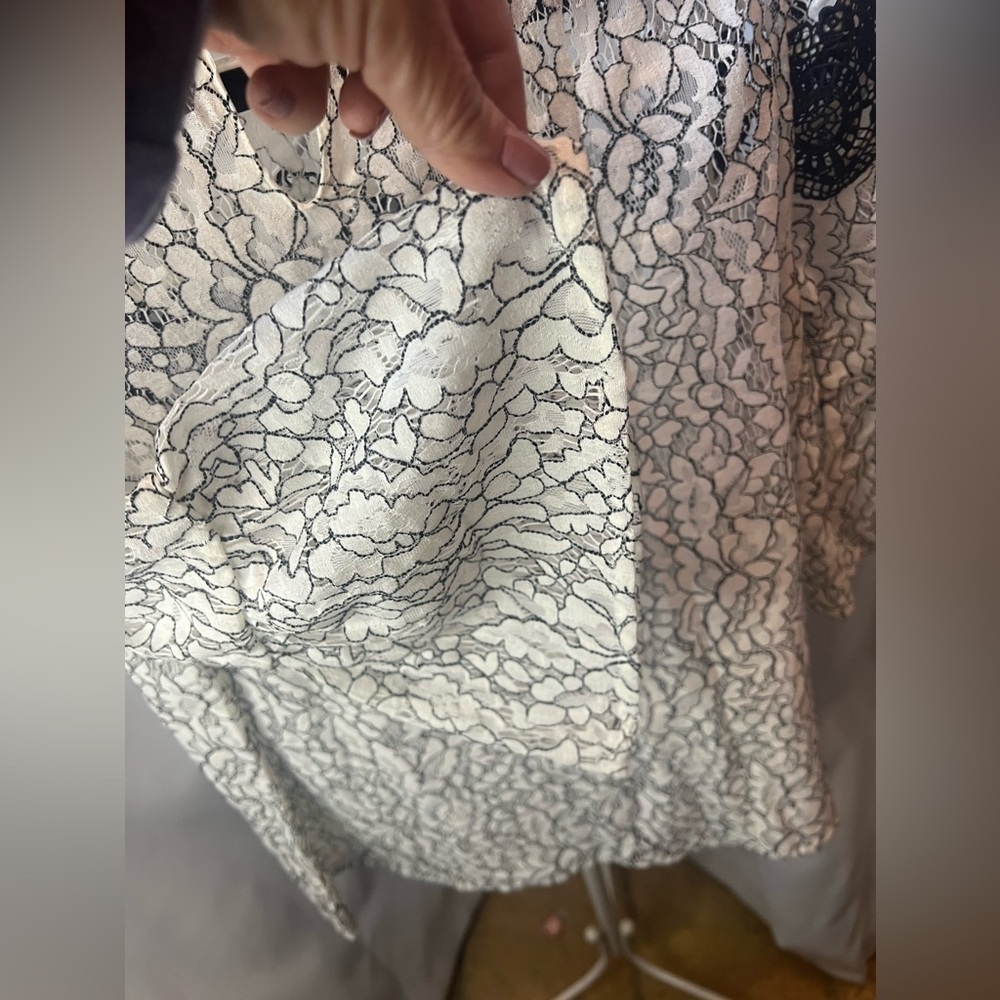 Loft Semi Sheer blouse New with tags size medium - Picture 4 of 5